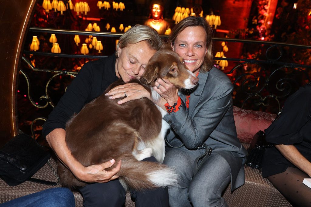 Muriel Robin et sa femme Anne Le Nen, gaga de leur adorable boule de poils Poupy