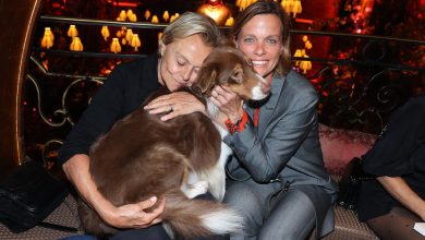 Muriel Robin et sa femme Anne Le Nen, gaga de leur adorable boule de poils Poupy