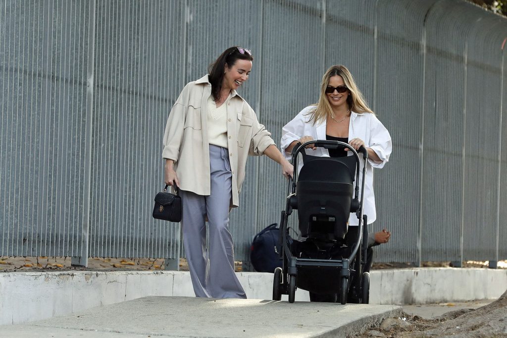 La jeune maman Margot Robbie en promenade avec son bébé à Los Angeles