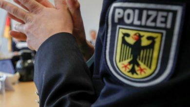 « Évitez certains quartiers » : le chef de la police de Berlin met en garde les juifs et la communauté LGBTQ+