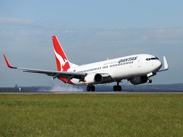 Qantas : un Boeing 737-800 atterrit en urgence et met le feu à l’herbe adjacente à la piste (vidéo) – Air-Journal