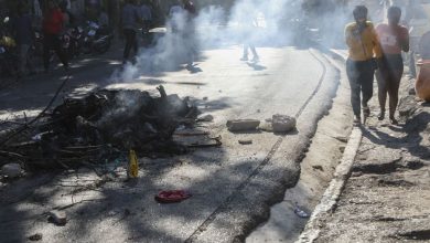 En Haïti, dans la commune de Pétion-Ville, habitants et policiers tentent de repousser les gangs