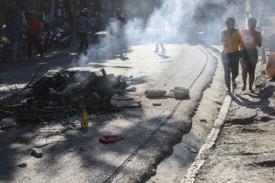 En Haïti, dans la commune de Pétion-Ville, habitants et policiers tentent de repousser les gangs