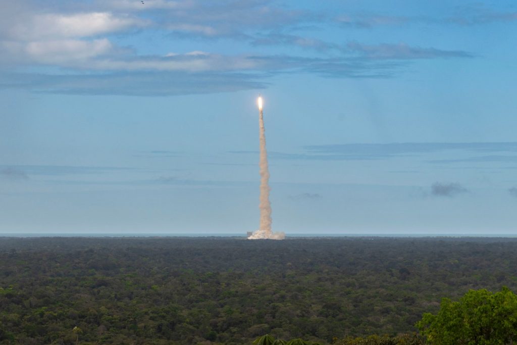 Ariane 6 retarde son premier vol commercial, quel est le problème ?