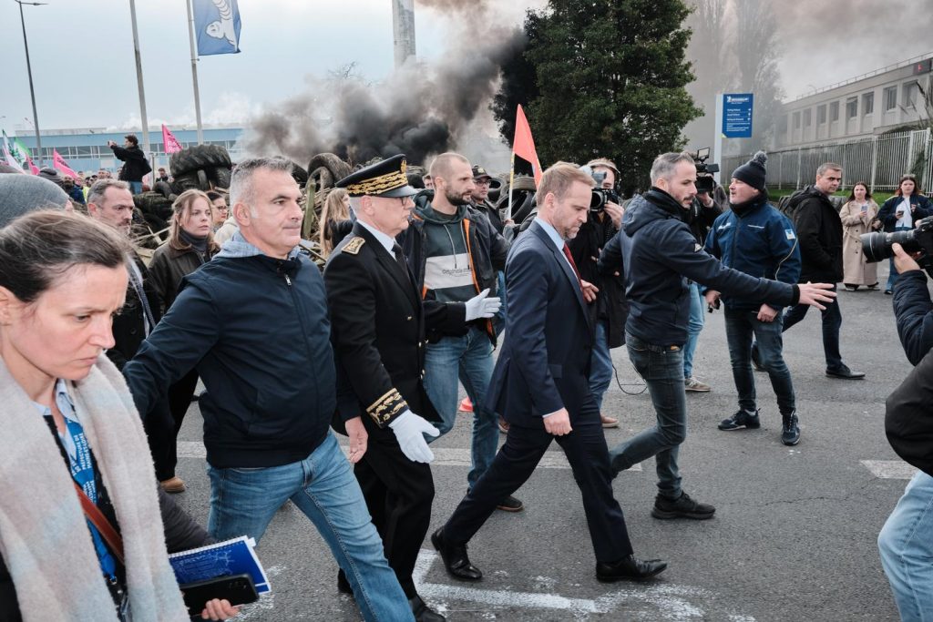 Le gouvernement pris dans la tourmente sociale