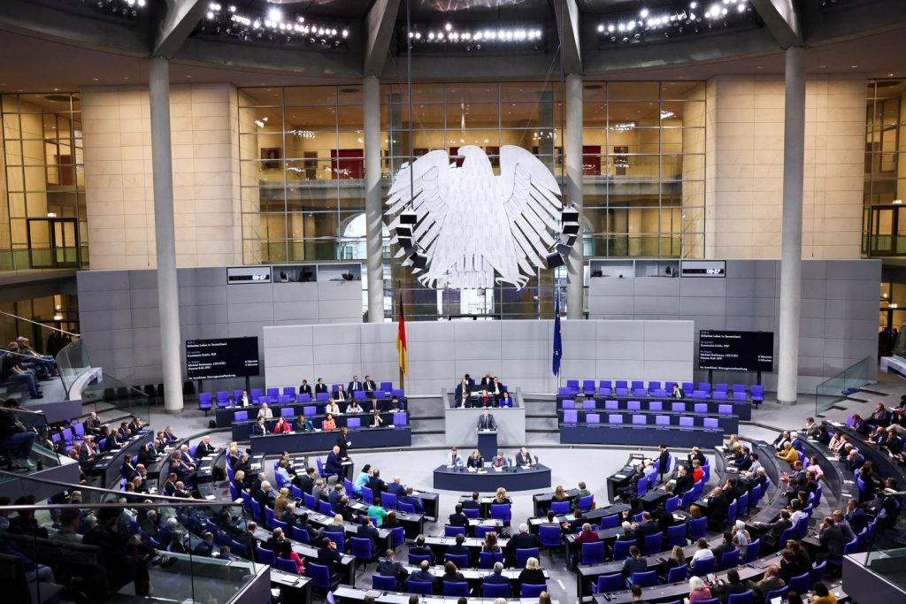 En Allemagne, les députés adoptent une résolution contre l’antisémitisme liant la protection des Juifs à la défense d’Israël