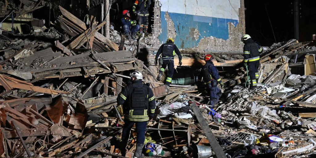 un policier tué et quarante personnes blessées dans un attentat à la bombe contre un commissariat de police du centre de Kharkiv