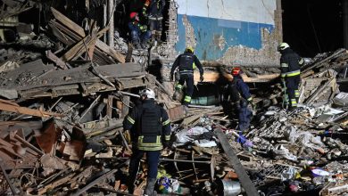 un policier tué et quarante personnes blessées dans un attentat à la bombe contre un commissariat de police du centre de Kharkiv