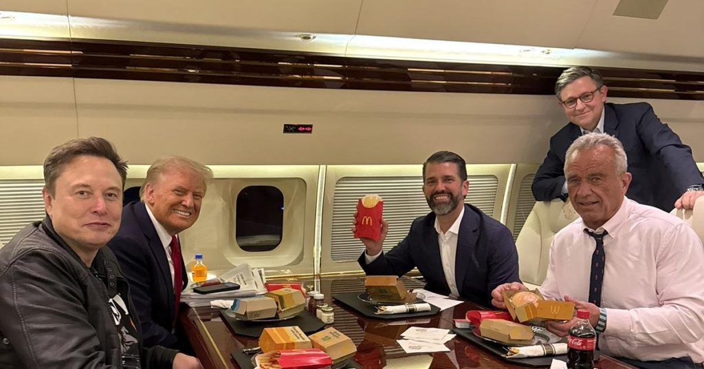 Trump et Kennedy Jr se gavent de hamburgers et de frites après avoir promis de « rendre l’Amérique en bonne santé »