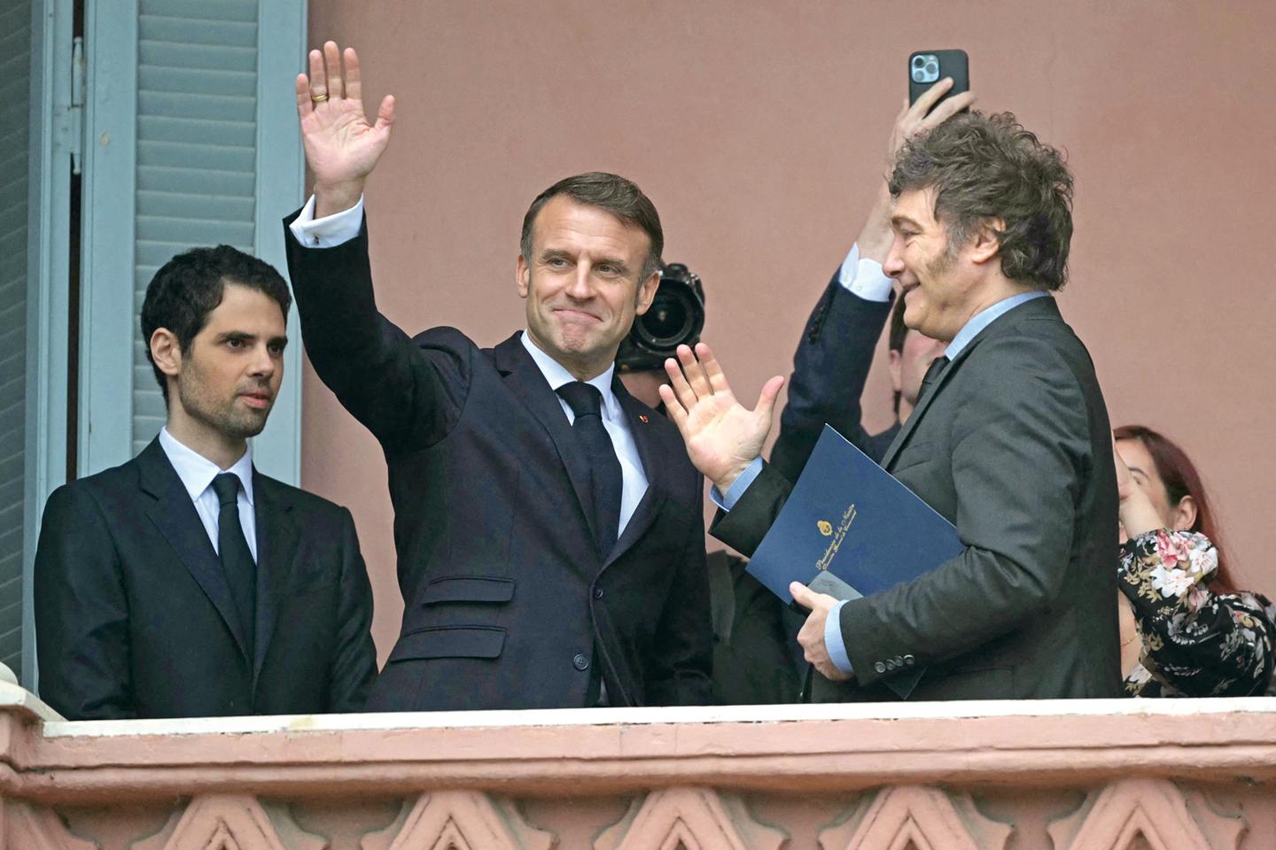 Emmanuel Macron et Javier Milei au balcon, c’est peut-être un détail pour vous…