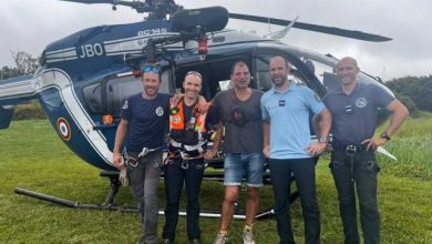 Marc Lièvremont secouru par les gendarmes après un vol en parapente à la Réunion