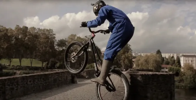 L’Homme en Bleu, mascotte de Limoges malgré lui