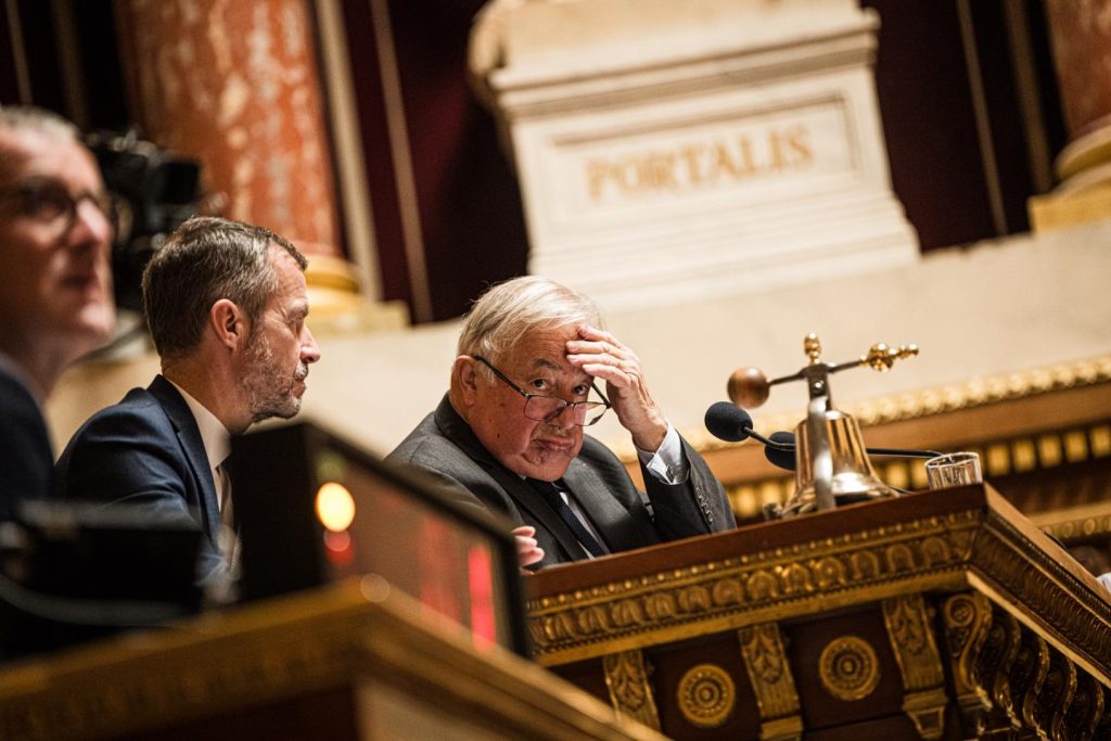 le Sénat tire lourdement sur les macronistes