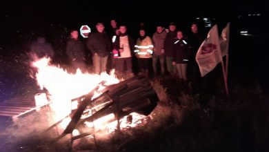 les agriculteurs allument un feu de colère près des 4 voies