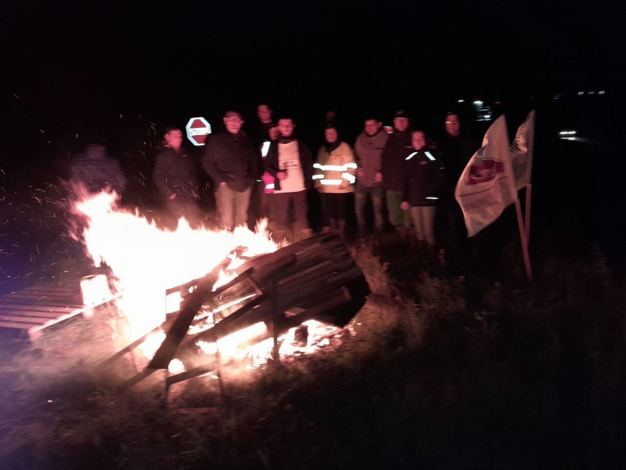 les agriculteurs allument un feu de colère près des 4 voies