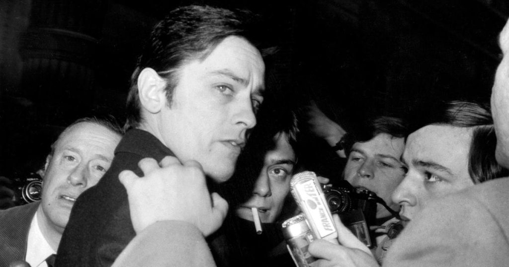 Affaire Markovic, sexualité, querelles familiales… Une biographie d’Alain Delon entend bien livrer certains secrets