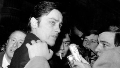 Affaire Markovic, sexualité, querelles familiales… Une biographie d’Alain Delon entend bien livrer certains secrets