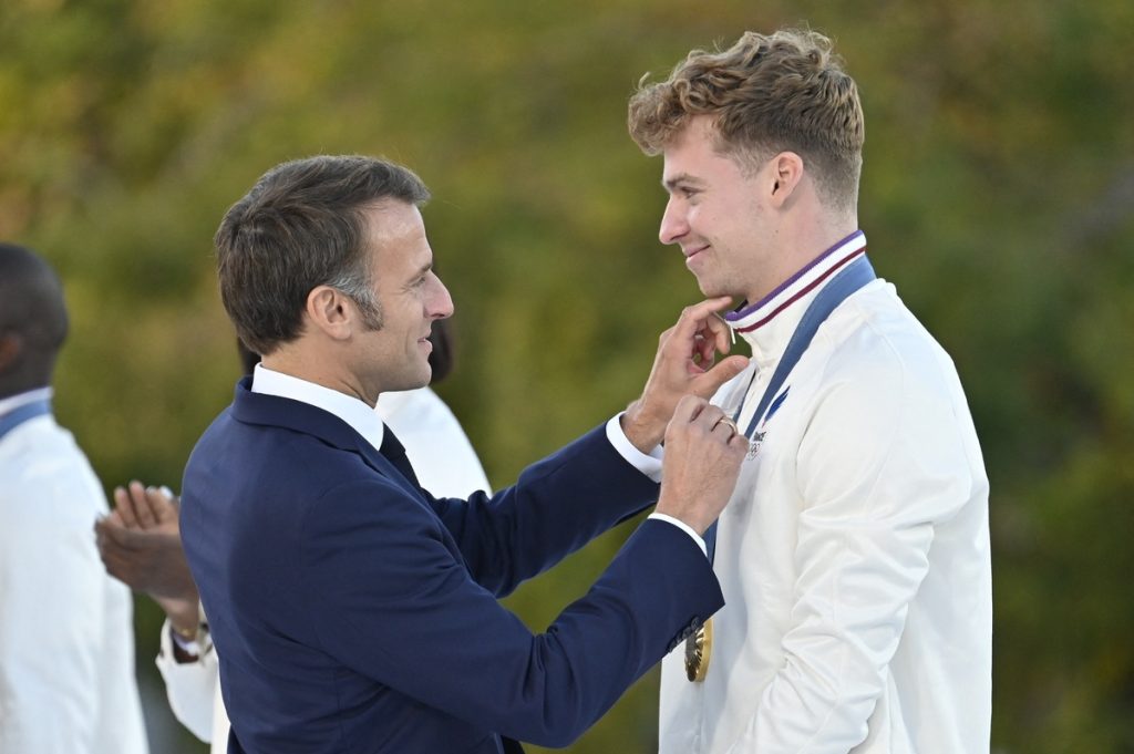 Léon Marchand : le champion olympique déçu par Emmanuel Macron, un ministre s’en mêle