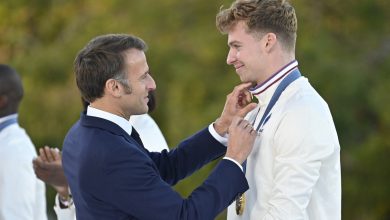 Léon Marchand : le champion olympique déçu par Emmanuel Macron, un ministre s’en mêle