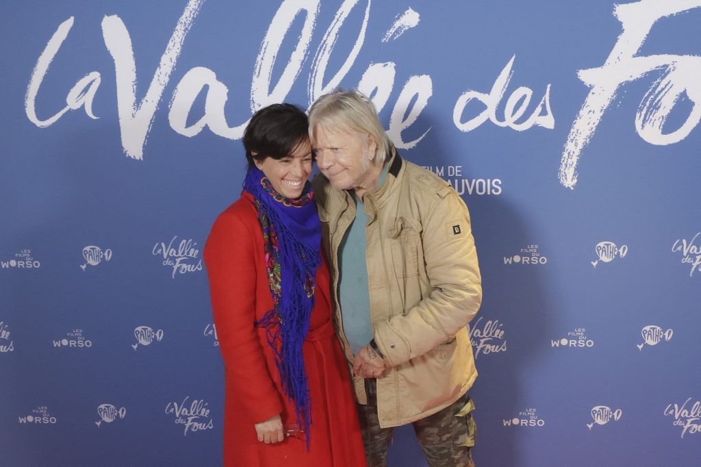 Regards complices et tendre étreinte, Renaud et Cerise fous amoureux à Paris