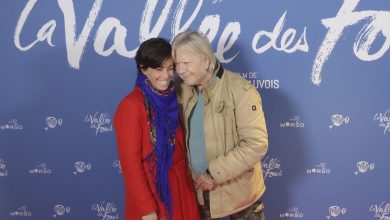 Regards complices et tendre étreinte, Renaud et Cerise fous amoureux à Paris