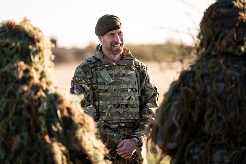 Prince William en uniforme militaire et fusil à la main : le mari de Kate Middleton hérite d’un nouveau surnom particulier