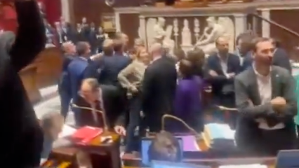 violente altercation à l’Assemblée, le député Nicolas Turquois s’en prend à son homologue Mickaël Bouloux, suivez notre direct