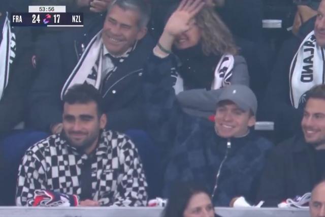 Léon Marchand plébiscité par le Stade de France lors du match contre les All Blacks