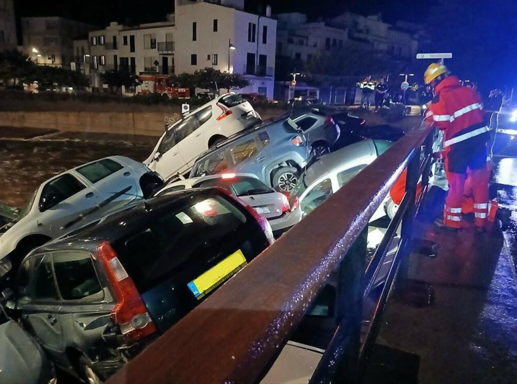 En Espagne, des voitures emportées et enterrées sous un pont après de fortes pluies