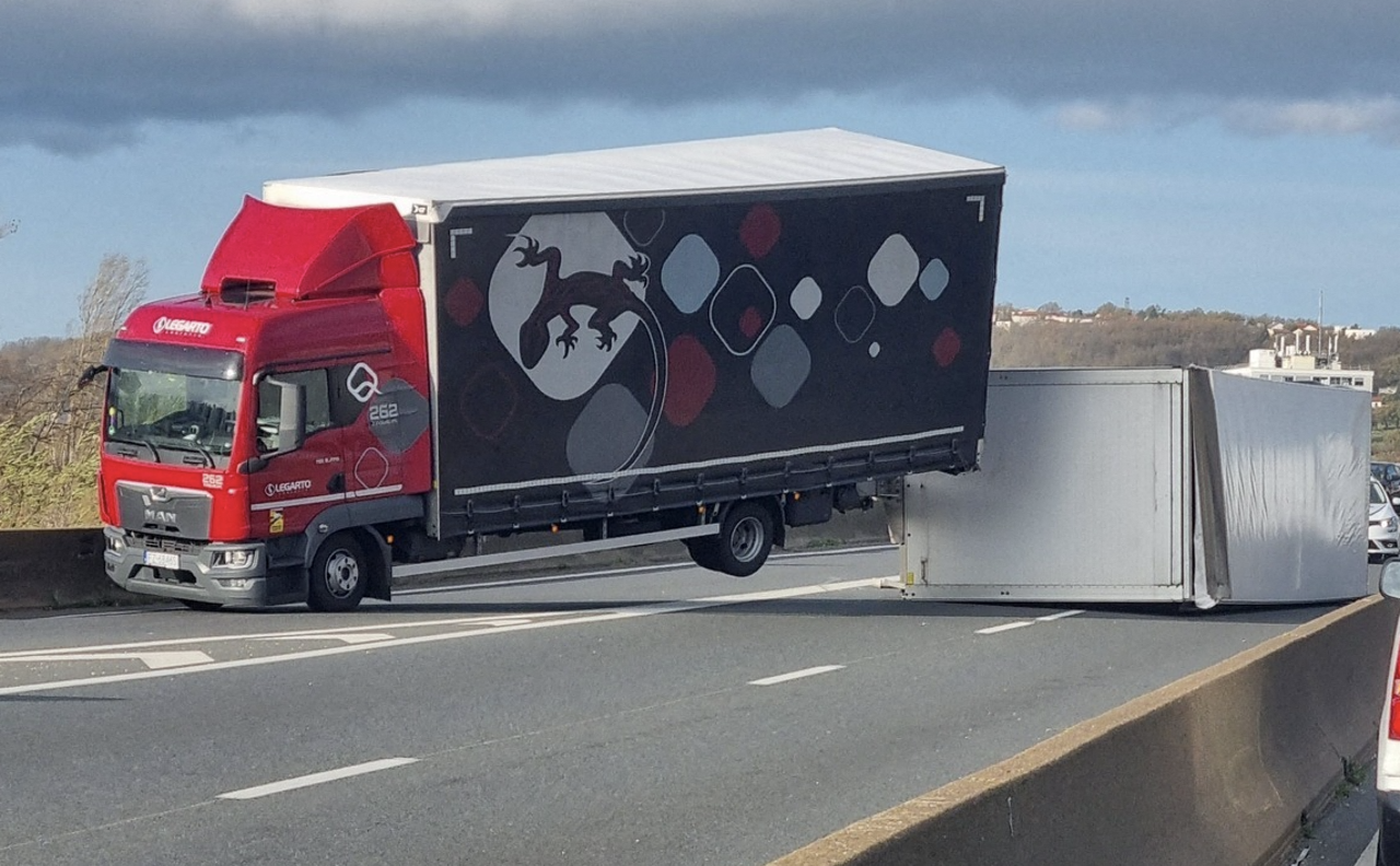 Accident spectaculaire d’un camion sur l’A47, embouteillages monstres vers Lyon