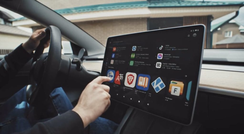 Le projet complètement fou qui veut améliorer les Tesla grâce à une box et Android