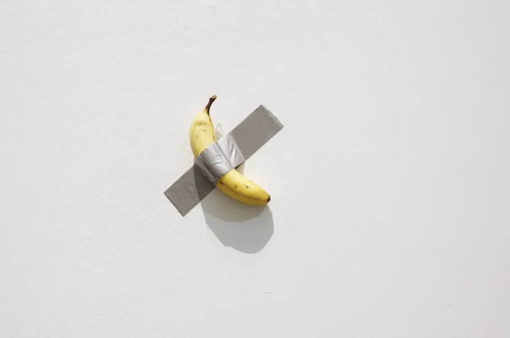 « Comédien » : une banane collée au mur vendue 6,2 millions de dollars aux enchères