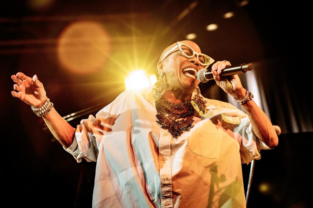 A Courbevoie, un spectateur sabote le concert de Dee Dee Bridgewater à cause d’un keffieh…