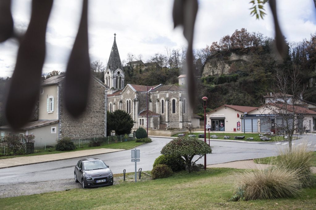 « Les fascistes nous ont privés de notre deuil » : un an après la mort de Thomas, comment les habitants de Crépol et de Romans cherchent à se reconstruire