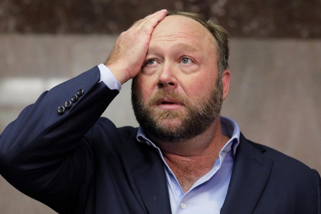 La publication satirique « The Onion » rachète InfoWars, le site conspirationniste d’Alex Jones