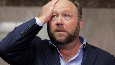 La publication satirique « The Onion » rachète InfoWars, le site conspirationniste d’Alex Jones