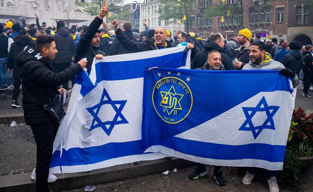 Des supporters israéliens attaqués après le match contre l’Ajax, Israël envoie deux avions de secours