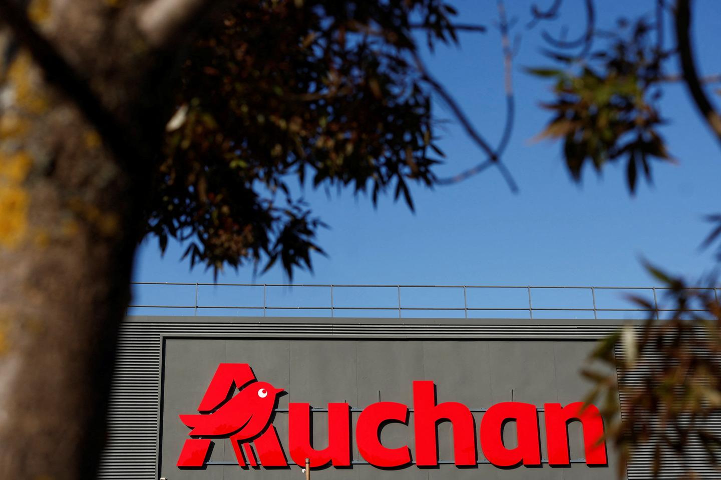 Auchan annonce un projet de plan social, près de 2.400 emplois menacés en France