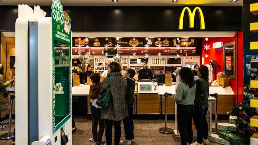 A Paris : Il renverse un liquide sur le sol d’un McDonald’s : maladies en série