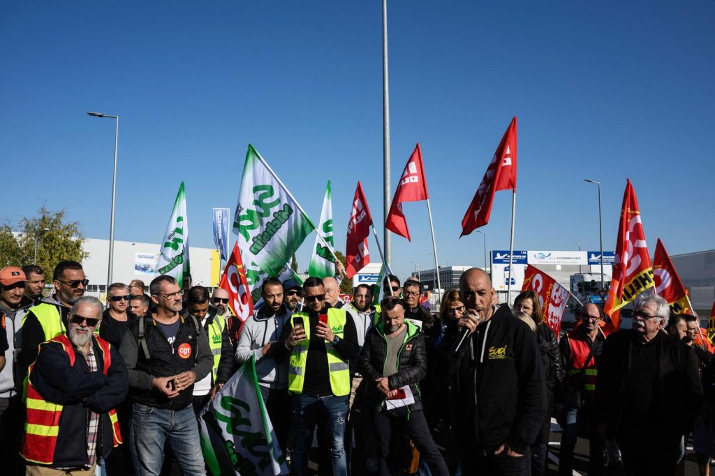 des centaines de manifestants contre la fermeture des usines de Cholet et de Vannes, le ministre de l’industrie insulté