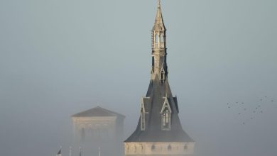 La photo insolite : à Angoulême le beffroi de la mairie se dévoile dans la brume – Charente Libre