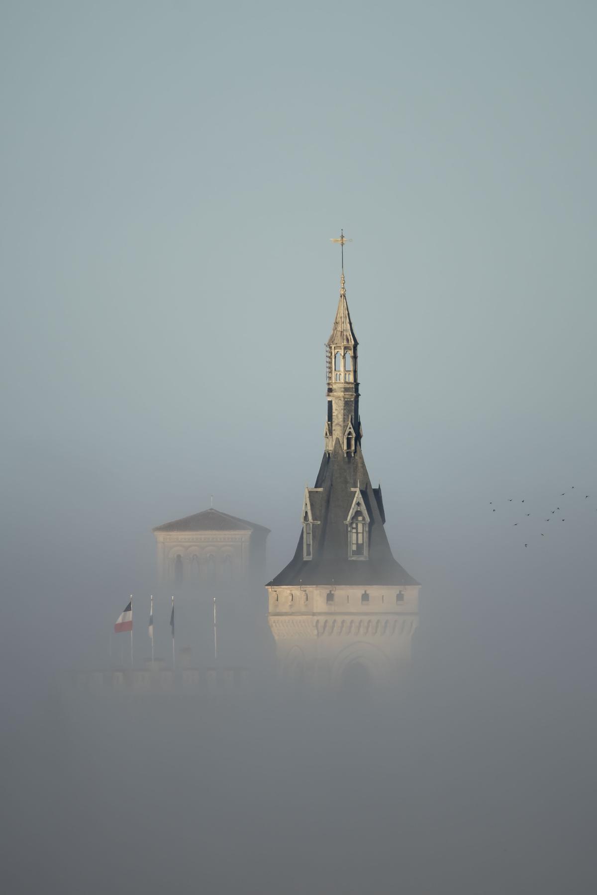 La photo insolite : à Angoulême le beffroi de la mairie se dévoile dans la brume – Charente Libre