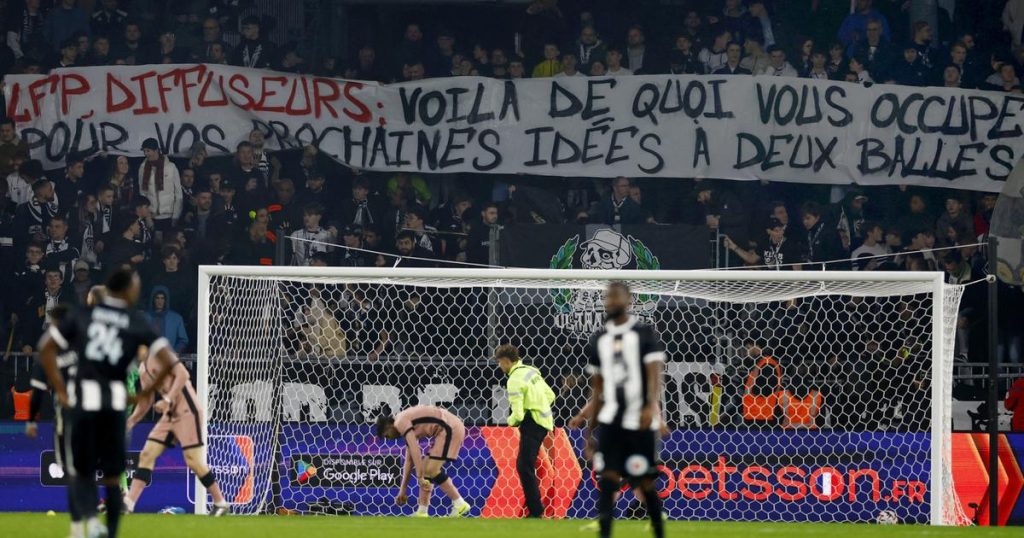 Angers-PSG : pour protester contre la LFP, le public jette des balles de tennis sur la pelouse (vidéo) – Le Figaro