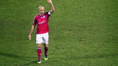 Adversaires, Cris et son fils s’enlacent à la fin du match entre Villefranche et Châteauroux