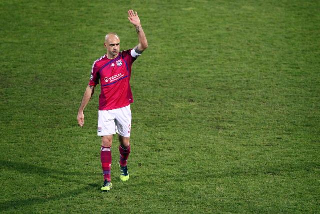 Adversaires, Cris et son fils s’enlacent à la fin du match entre Villefranche et Châteauroux