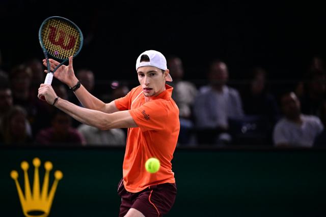 Ugo Humbert maîtrise Jordan Thompson et atteint les demi-finales du Rolex Paris Masters