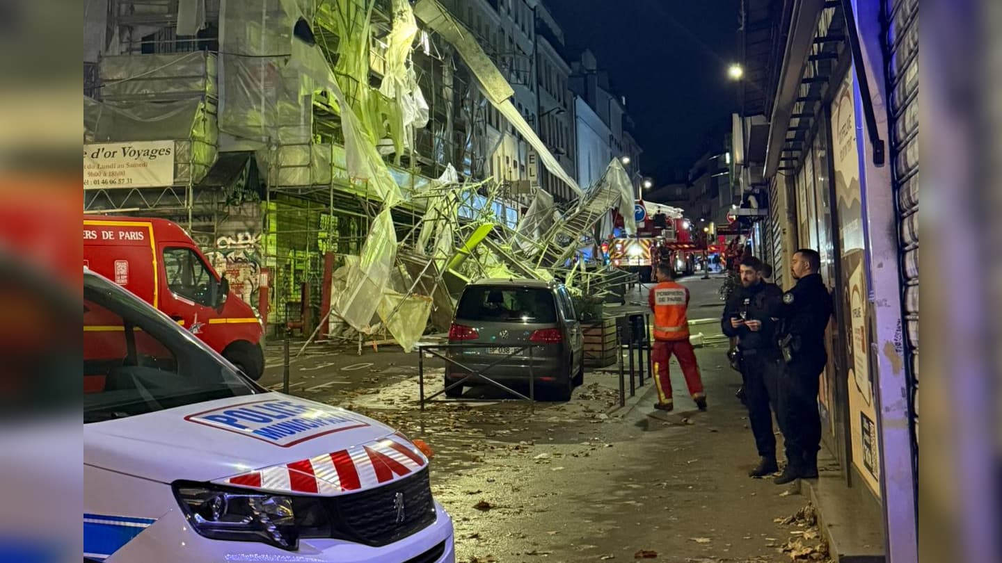 plusieurs étages d’un échafaudage de 18 mètres de haut s’effondrent au milieu de la rue