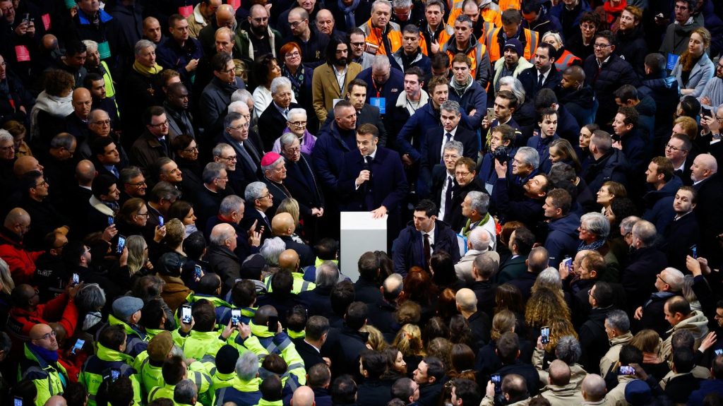 «Vous avez transformé le charbon en art», salue Emmanuel Macron