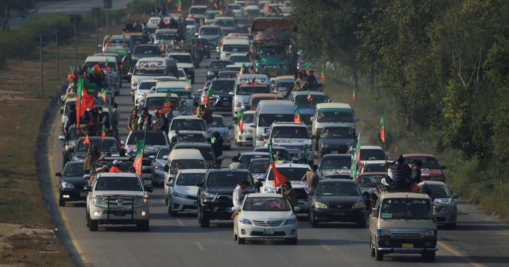 des milliers de partisans d’Imran Khan aux portes d’Islamabad, Washington appelle au calme