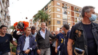 Le roi Felipe VI et Pedro Sanchez accueillis aux cris d’« assassins ! » par une foule en colère ; leur visite suspendue